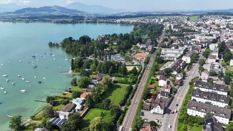 Luftaufnahme Zugerstrasse mit Zugersee, Cham