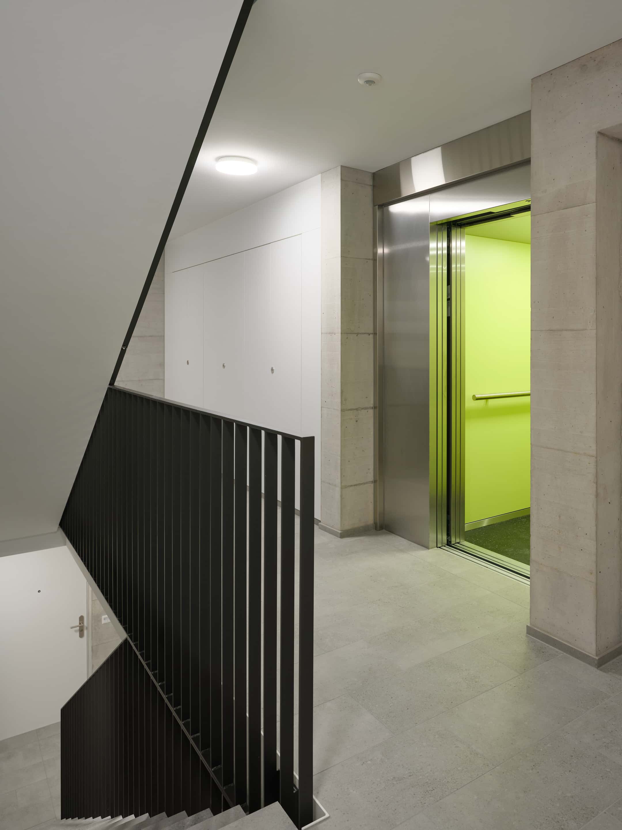 Treppenhaus mit Lift