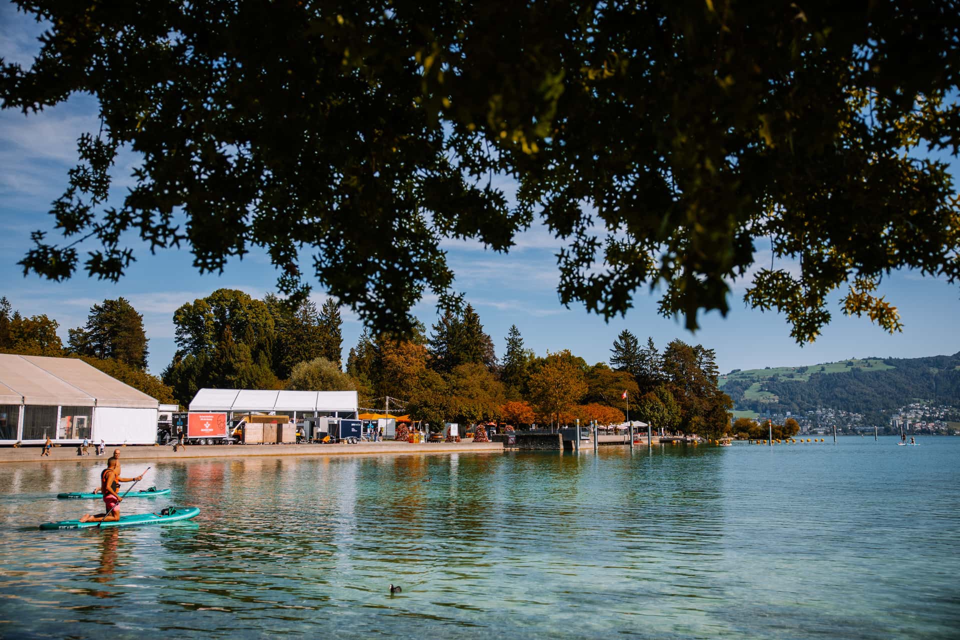 Sicht vom See her auf Festivalgelände