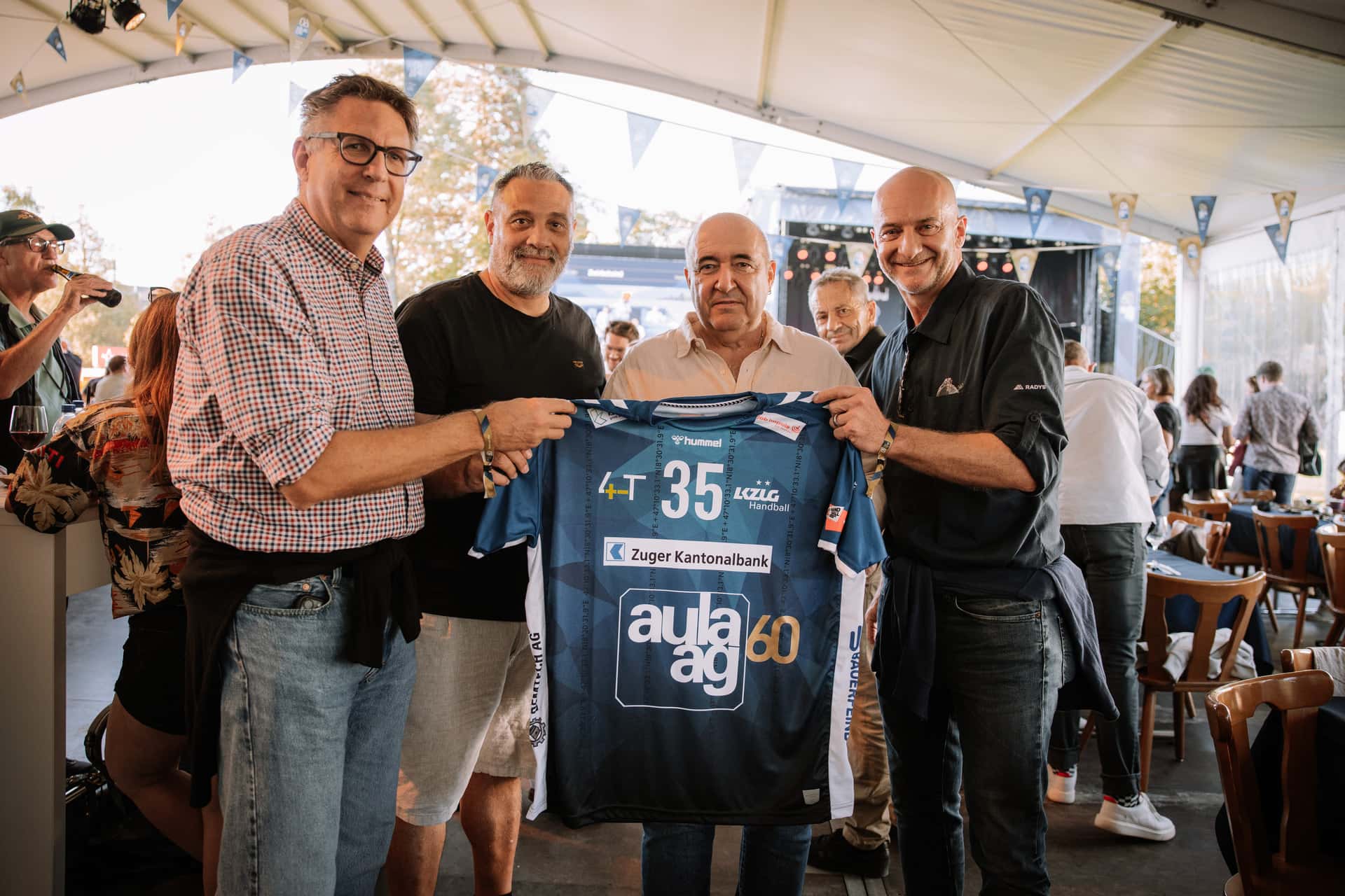 LK Zug Shirt Übergabe