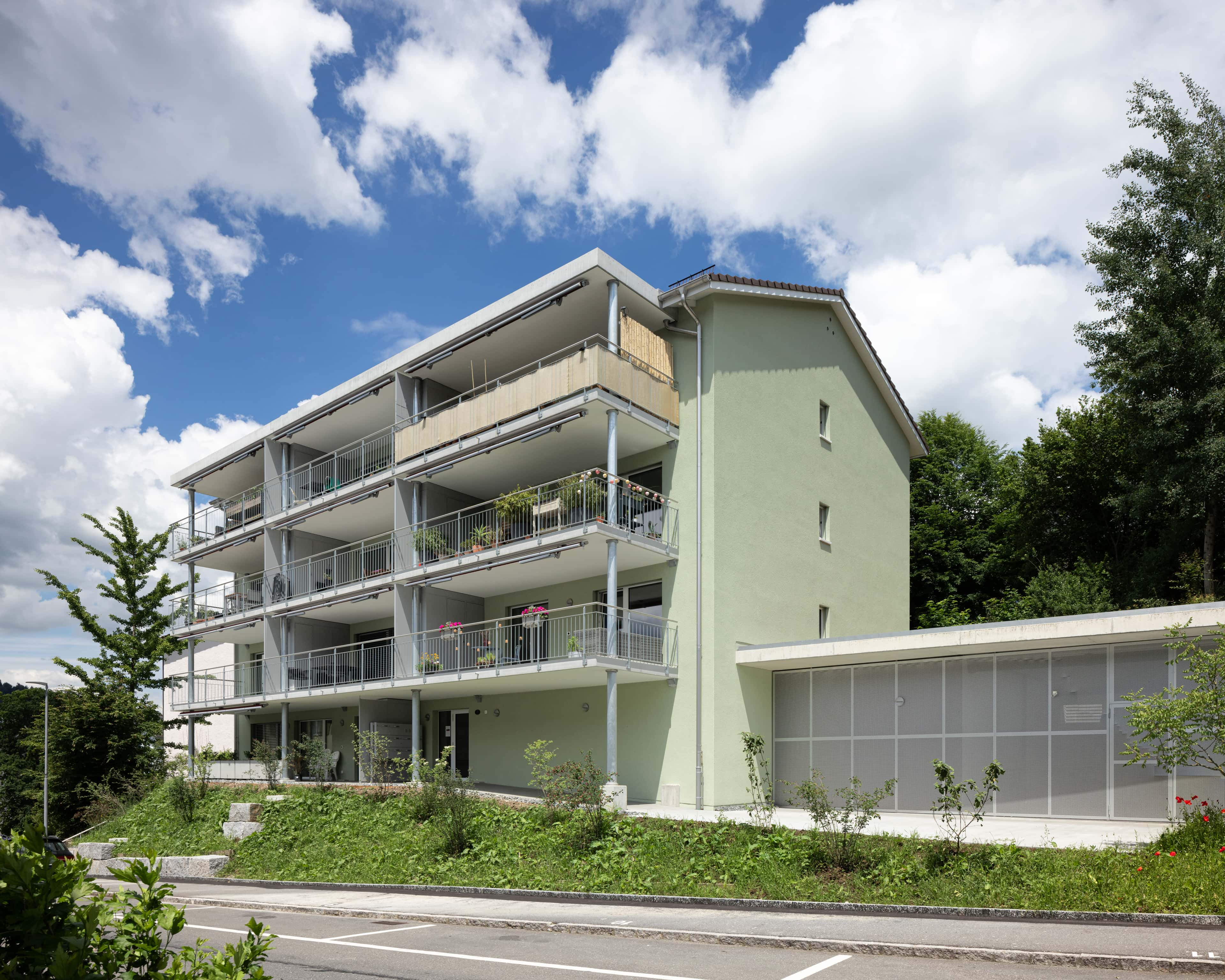 Ansicht Fassade mit Balkone und Eingangsbereich