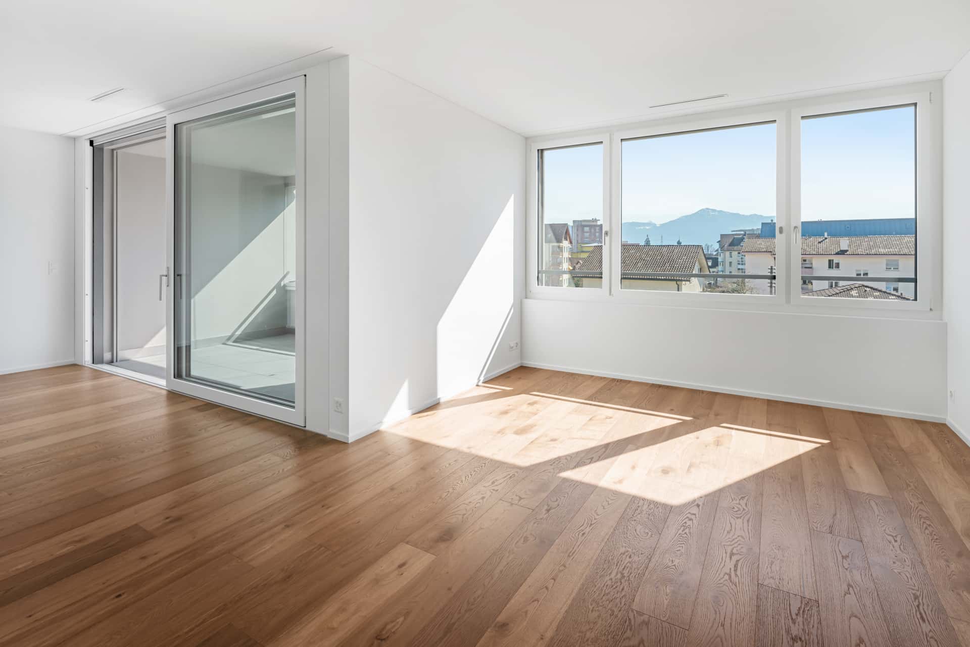 Wohnzimmer mit Holzboden und Aussicht in Richtung Rigi