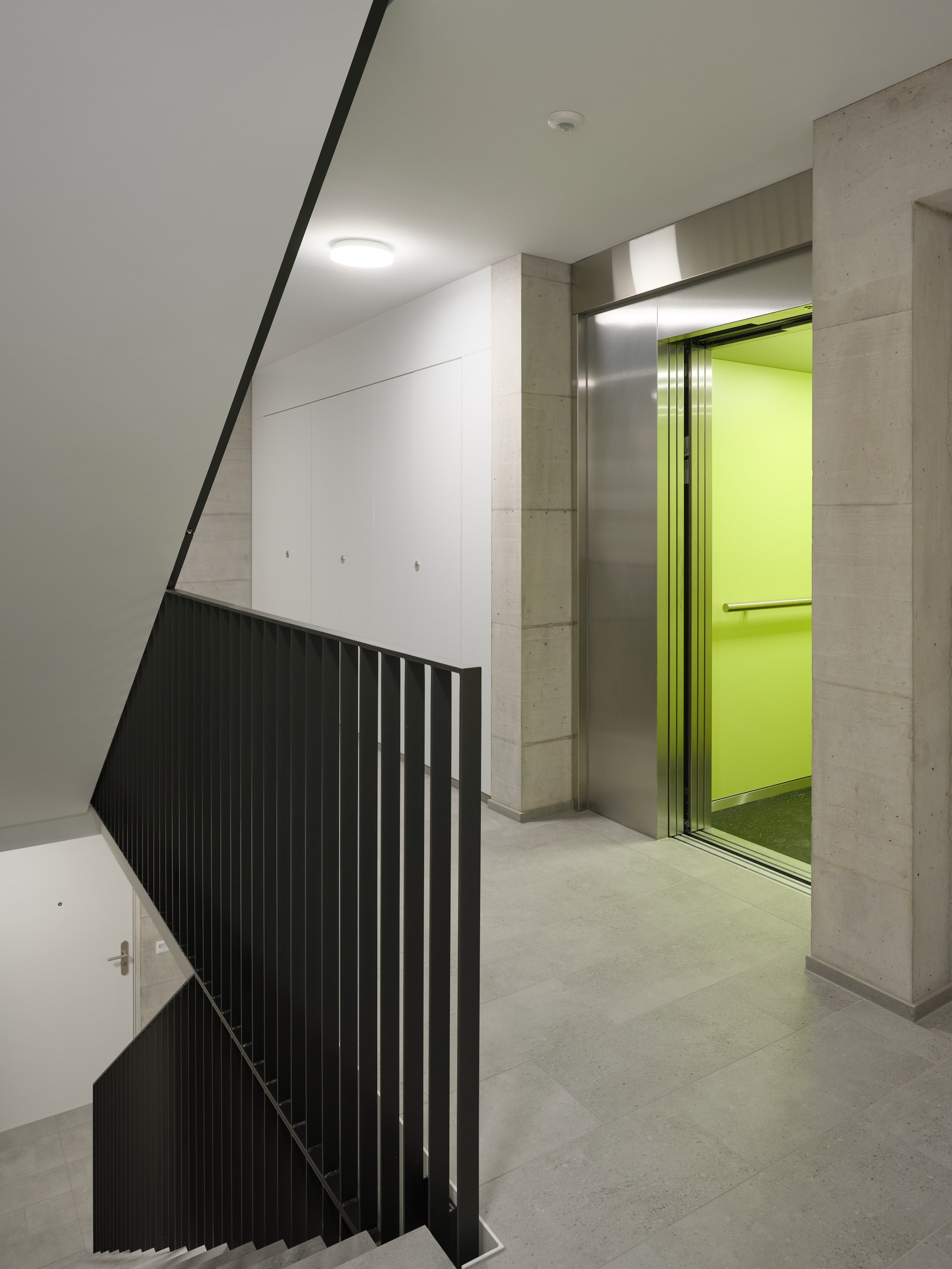 Treppenhaus mit Lift